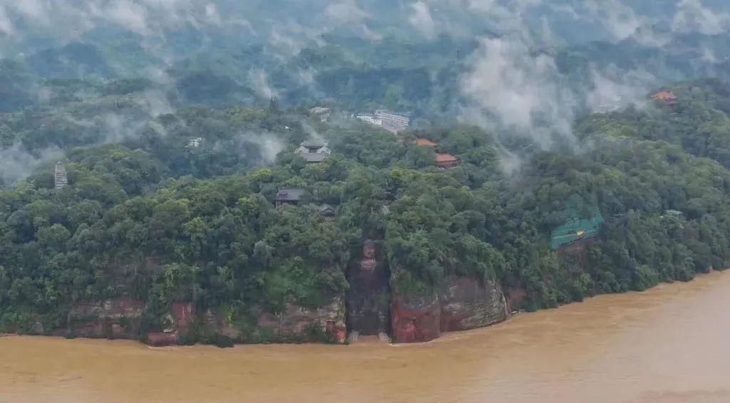 樂山大佛景區(qū)遭遇最新洪水侵襲，大佛面臨嚴(yán)峻考驗